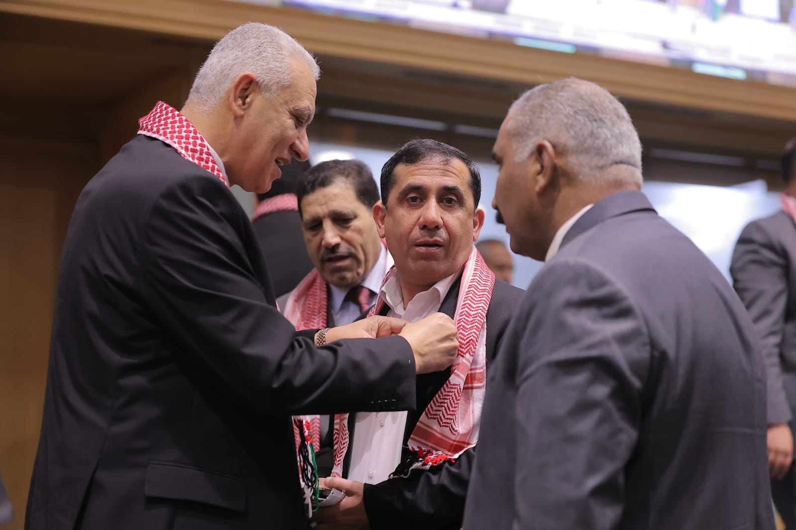 العموش يوزع علم الأردن على النواب