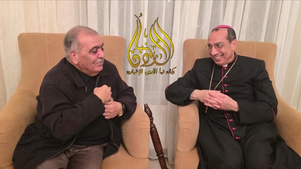 بطريرك القدس للاتين يمنح الفنان موسى حجازين وسام القبر المقدس الذهبي