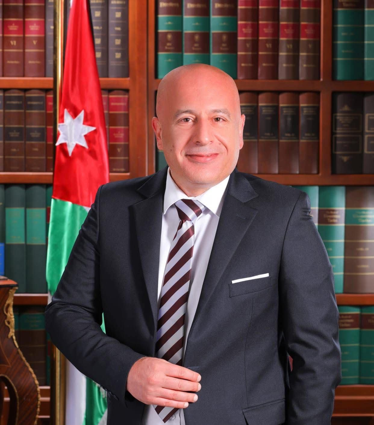 د  حازم القرالة يكتب: نظام البصمة للأطباء  و دستورية المادة (46) من نظام ادارة الموارد البشرية رقم (33) لسنة 2024