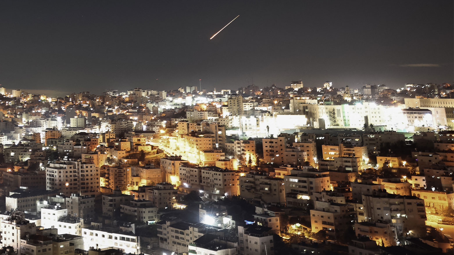 عاجل  إعلام إيراني: انفجارات في سماء طهران وتفعيل الدفاعات الجوية