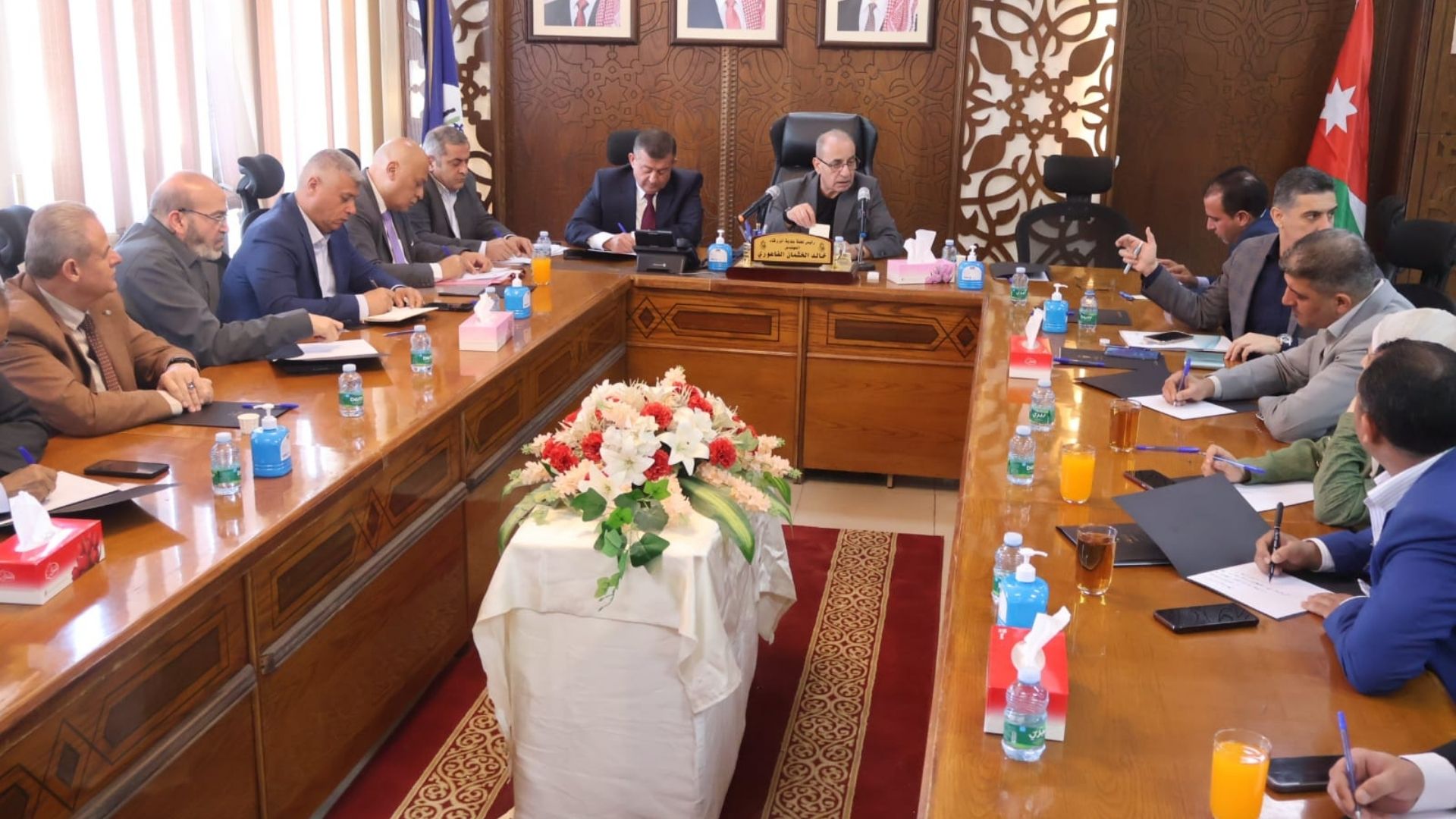 وزير الإدارة المحلية يلتقي رؤساء لجان بلديات الزرقاء