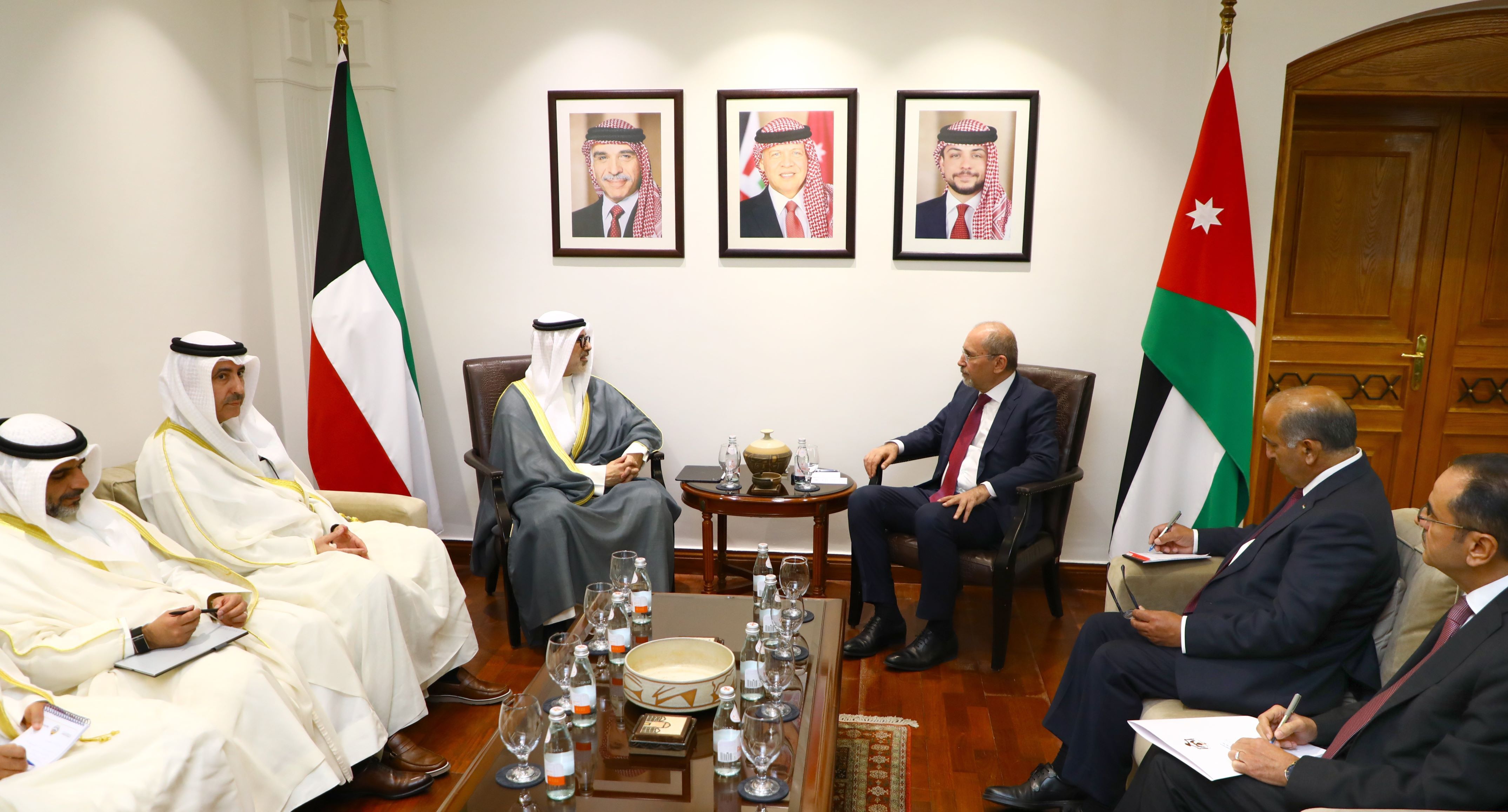 وزير الخارجية يلتقي نظيره الكويتي