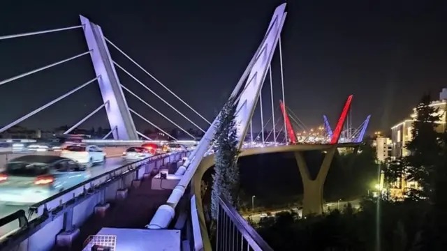 عاجل  ثلاثينية تسقط من أعلى جسر عبدون .. وحالتها سيئة