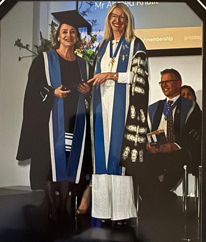 الكلية الملكية البريطانية تكرّم د. عبير عناب لحصولها على زمالتها الفخرية