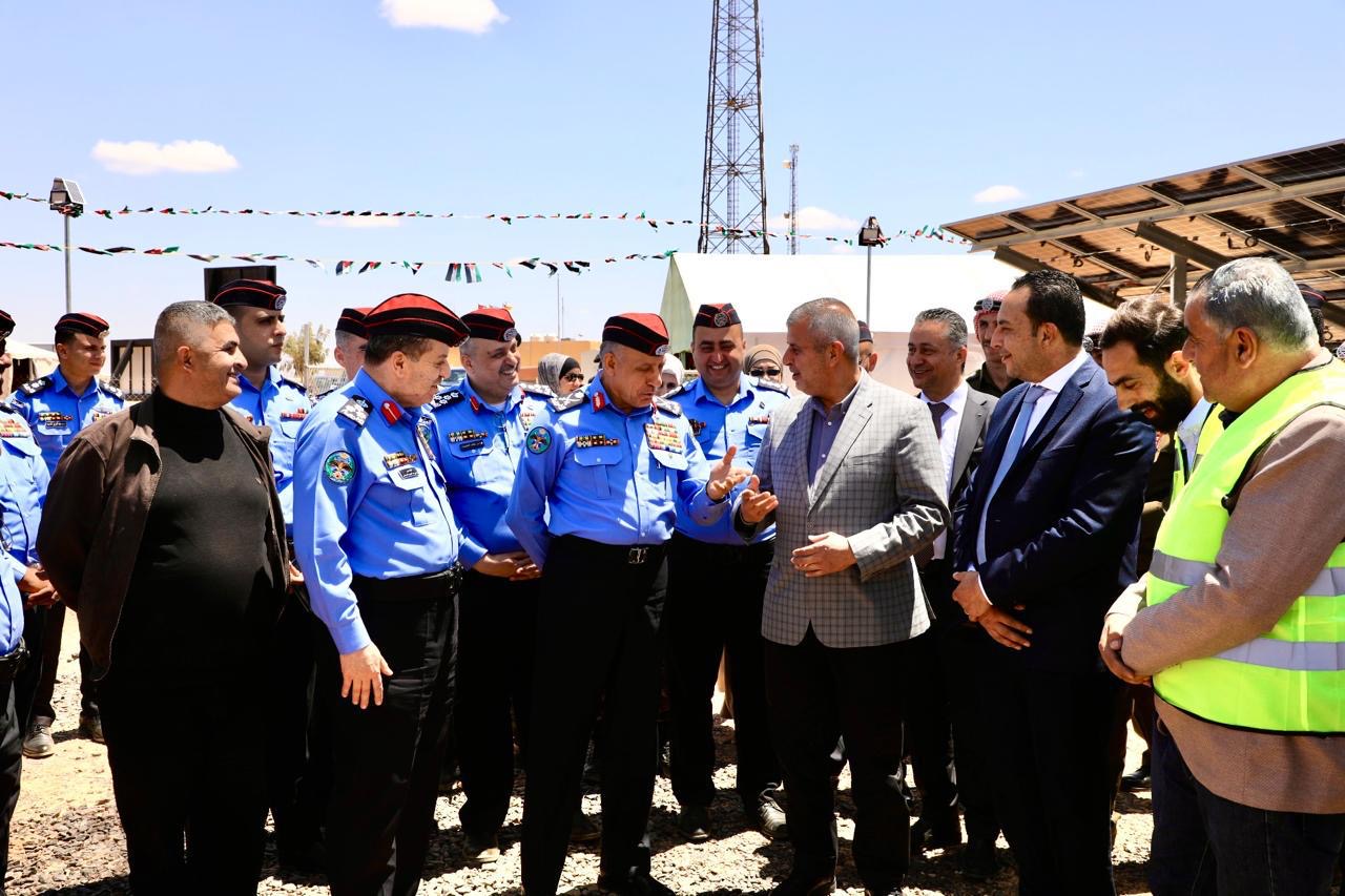الطاقة والأمن العام يفتتحان مشاريع الطاقة الشمسية للمواقع الأمنية خارج الشبكة الكهربائية
