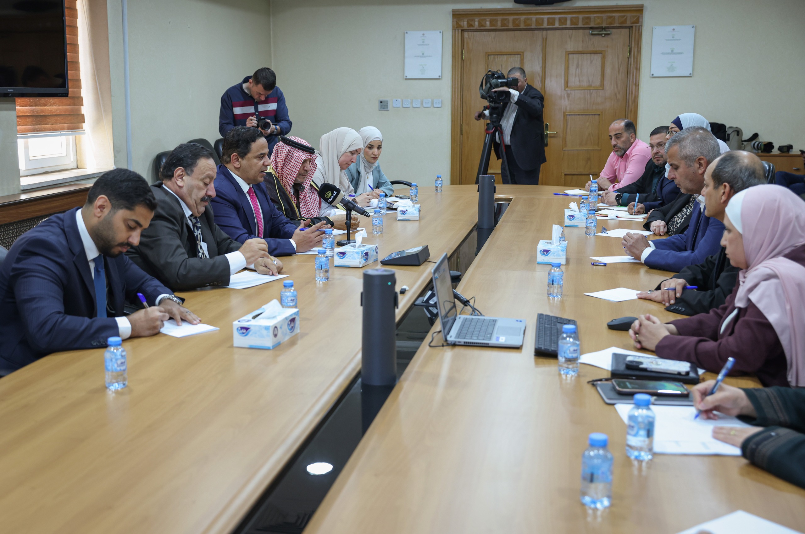 الطاقة النيابية تزور وزارة الطاقة وتبحث استراتيجية القطاع 2025–2035