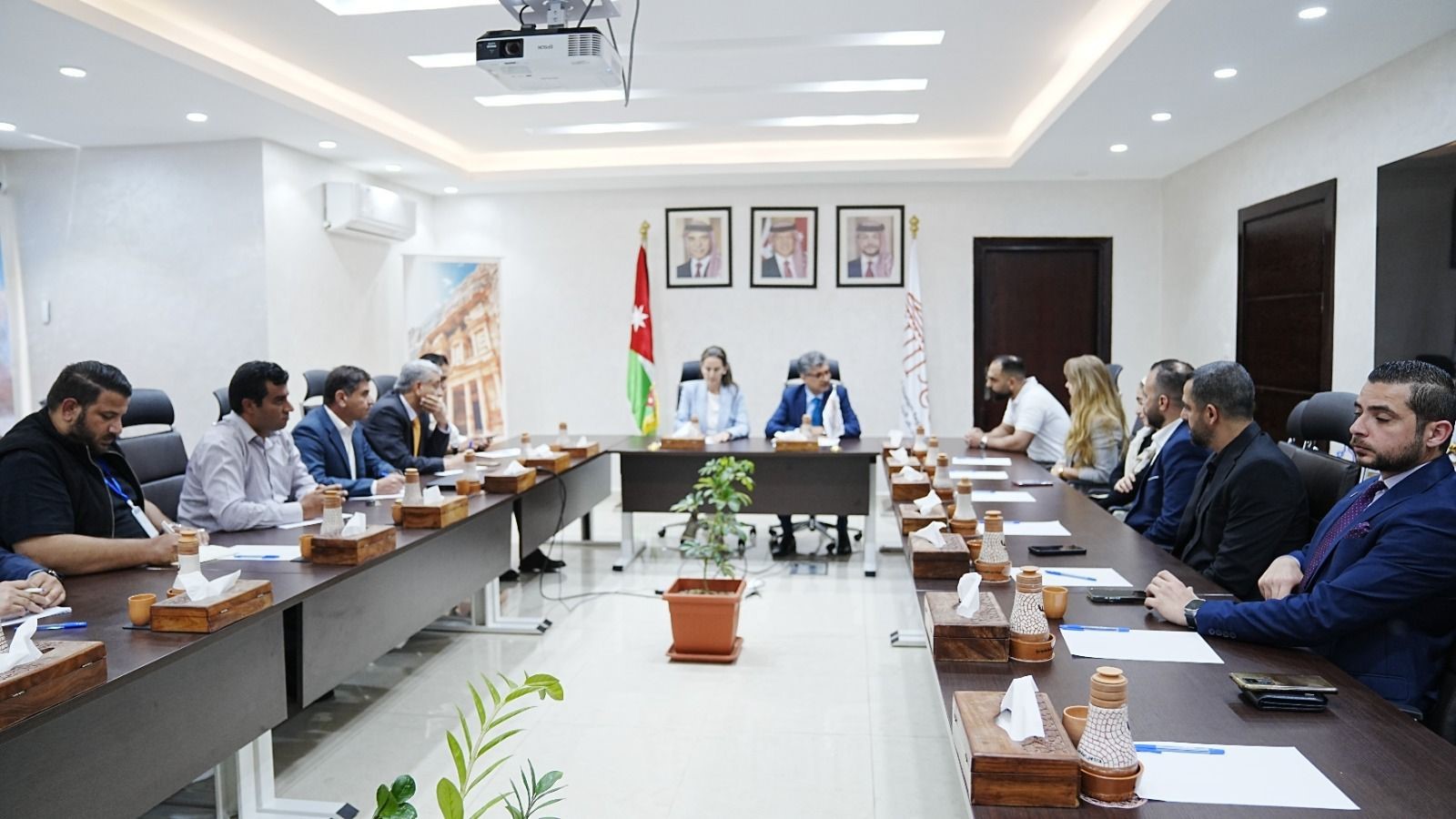 إقليم البترا والسفارة السويسرية تبحثان مشاريع التكيف المناخي في وادي موسى