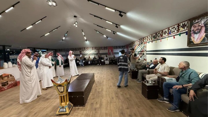 البعثة الإعلامية الأردنية المرافقة لبعثة الحج تصل إلى منطقة تيماء السعودية